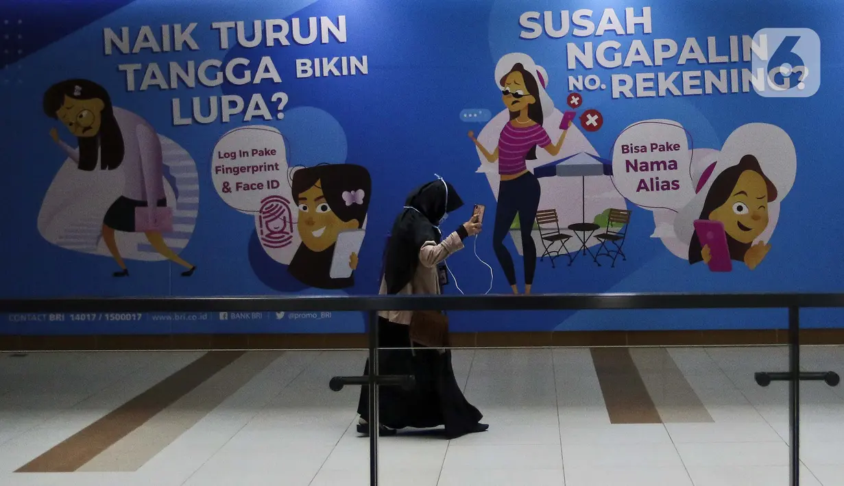 Seorang wanita berjalan di stasiun Mass Rapid Transit (MRT) di Jakarta, Sabtu (21/3/2020). Nantinya, satu kereta MRT dibatasi 60 orang saja atau 360 penumpang per rangkaian. (Liputan6.com/Johan Tallo)
