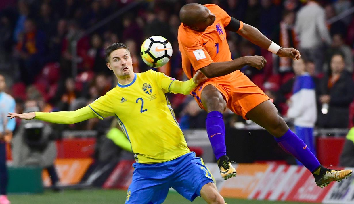 Duel pemain Belanda, Ryan Babel dan pemain Swedia, Mikael Lustig pada kualifikasi Piala Dunia 2018 grup A di Amsterdam Arena, Amsterdam (10/10/2017). Belanda menang 2-0. (AFP/Emmanuel Dunand)