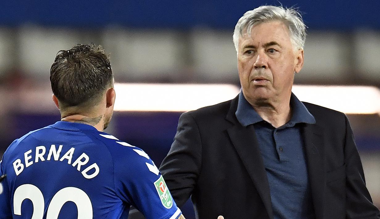 Pelatih Everton, Carlo Ancelotti, berbincang dengan pemainnya usai menang atas Salford City pada laga Piala Inggris di Stadion Goodison Park, Kamis (17/9/2020) dini hari WIB. Everton menang 3-0 atas Salford City. (AFP/Peter Powell/pool)