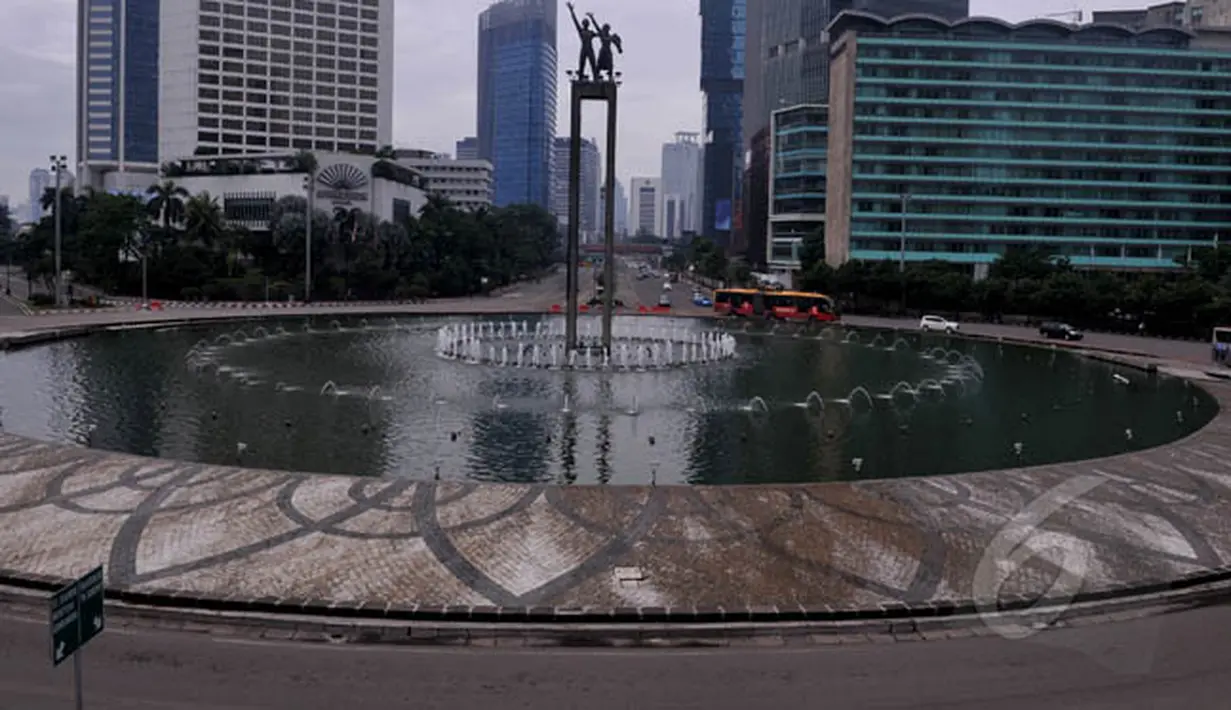 Kawasan Jalan Sudirman-MH Thamrin, Jakarta, terlihat sepi pada liburan Tahun Baru Imlek, Kamis (19/2/2015). (Liputan6.com/Johan Tallo)