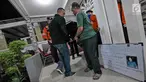 Jenazah Kapus Data Informasi dan Humas BNPB Sutopo Purwo Nugroho dibawa menuju ambulans untuk diberangkatkan ke Bandara Soekarno-Hatta usai disemayamkan di rumah duka Raffles Hils, Cimanggis, Depok, Senin (7/7/2019). Sutopo akan dikebumikan di Boyolali. (Liputan6.com/Herman Zakharia)