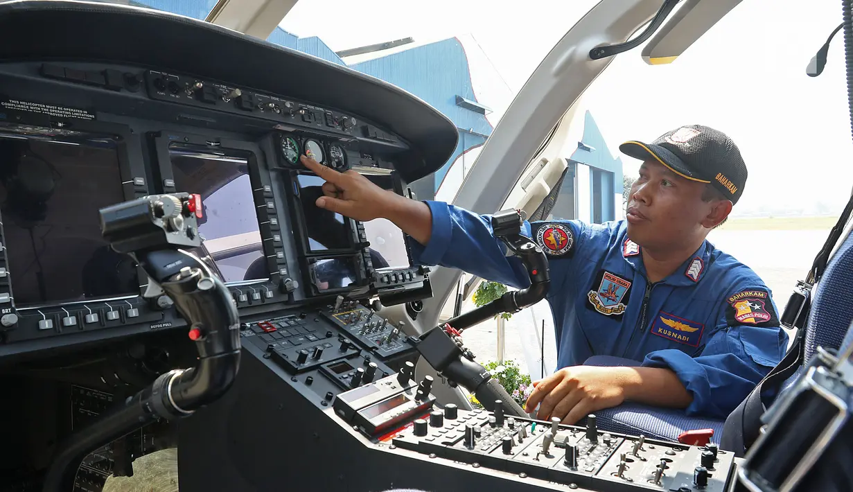 Polisi memeriksa helikopter Bell 429/P-3203 di Hanggar 3 Ditpoludara Korpolairud Polri, Pondok Cabe, Tangerang Selatan, Banten, Rabu (11/9/2019). Penambahan helikopter tersebut untuk mendukung tugas-tugas operasional Polri. (Liputan6.com/Herman Zakharia)