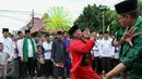 Tradisi palang pintu menyambut Yusril dan Sandiaga Uno saat tiba di Gebyar Budaya Betawi di Balai Rakyat Condet, Jakarta, Minggu (20/3/2016). Dua balon Gubernur DKI Jakarta tersebut menemui Rumpun Masyarakat Betawi. (Liputan6.com/Yoppy Renato)