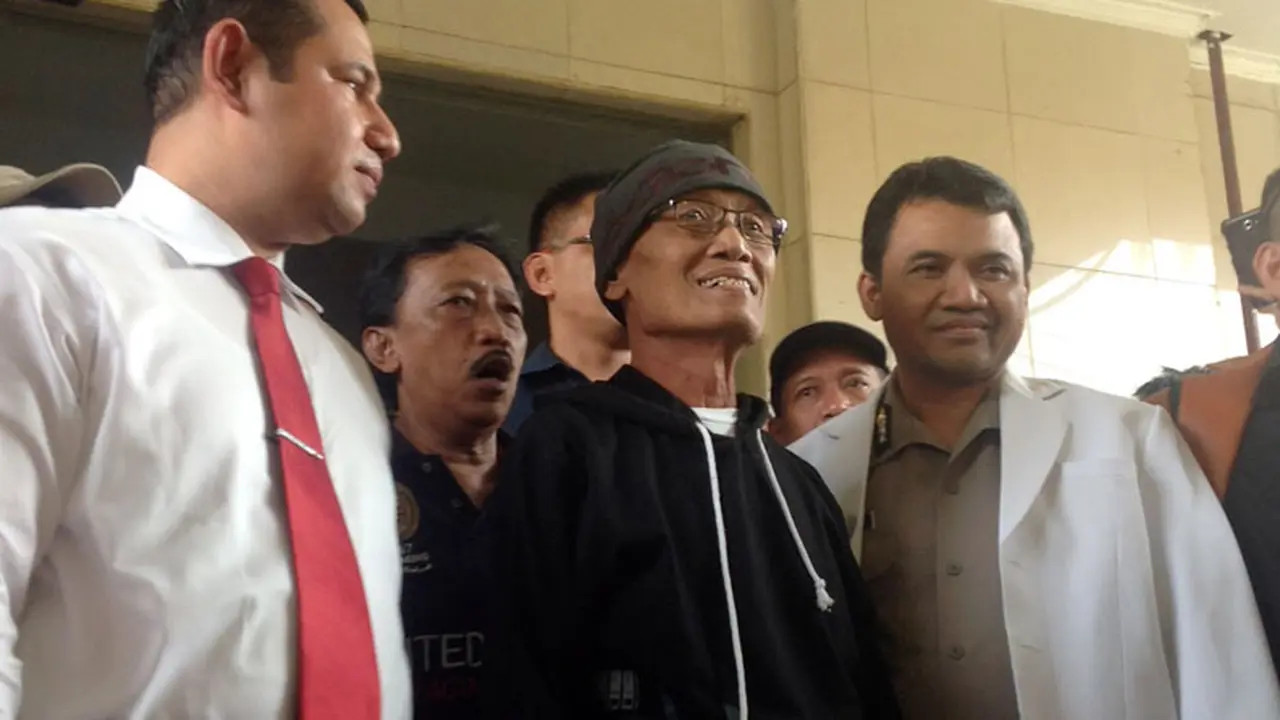 Kesulitan Berjalan, Tessy Gunakan Kursi Roda