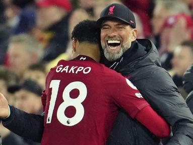 Pelatih Liverpool, Jurgen Klopp (kanan) merayakan kemenangan bersama pemainnya, Cody Gakpo saat laga pekan ke-26 Liga Inggris 2022/2023 melawan Manchester United di Anfield, Liverpool, Senin (06/03/2023) WIB. The Reds menang dengan skor fantastis, yaitu 7-0. (AP Photo/Jon Super)