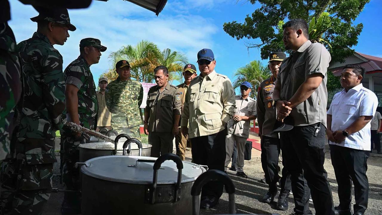 FOTO: Prabowo Tinjau Pengungsian dan Beri Dukungan kepada Warga Terdampak