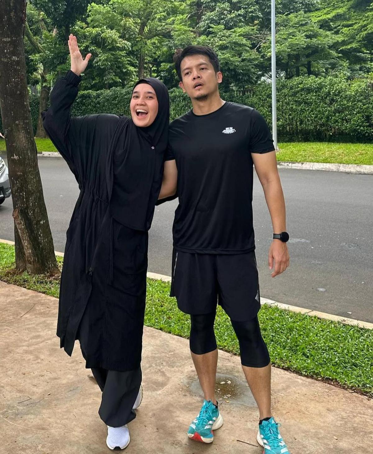 Dhini Aminarti Jogging Pakai Outfit Syar'i, Dipuji Netizen Tetap Modis dan Nyaman