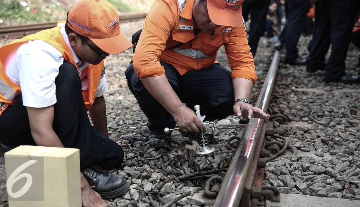 Petugas memperbaiki rel pasca (KRL) Commuter Line Bogor-Tanah Abang yang anjlok di jalur Manggarai arah Sudirman, Jakarta, Rabu (18/5). Akibatnya kejadian tersebut terjadi gangguan perjalanan di lintas Manggarai-Tanah Abang. (Liputan6.com/Faizal Fanani)