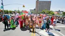 Sejumlah peserta mengenakan busana bertema putri duyung di Brooklyn , New York , (18/6). Parade ini diikuti lebih dari 3000 orang peserta yang mengenakan busana bertema Mermaid. (REUTERS / Eduardo Munoz)