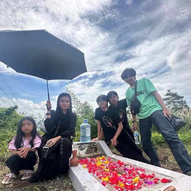 PPotret Keharmonisan Epy Kusnandar Bersama Istri dan Anak