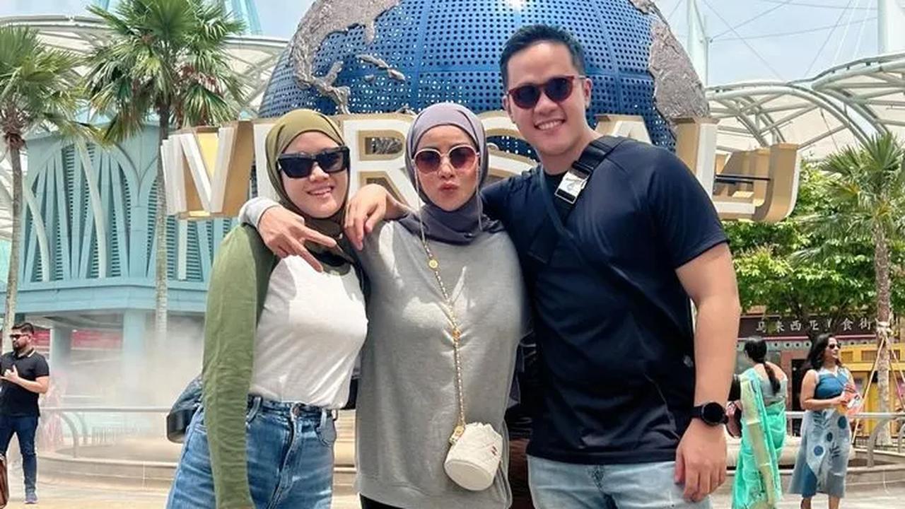 Ada satu sosok pria yang menjadi perbincangan netizen. Sosok pria yang berada di samping Olla disebut mirip sang mantan suami, Aufar.<br>