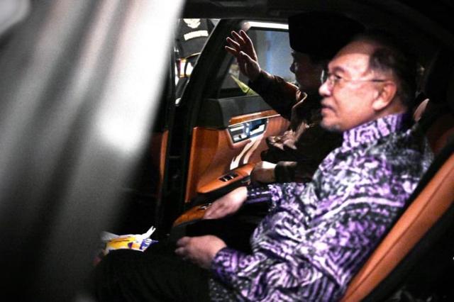 1. Momen Prabowo dan PM Malaysia Anwar Ibrahim Satu Mobil Menuju Lanud Halim Perdanakusuma