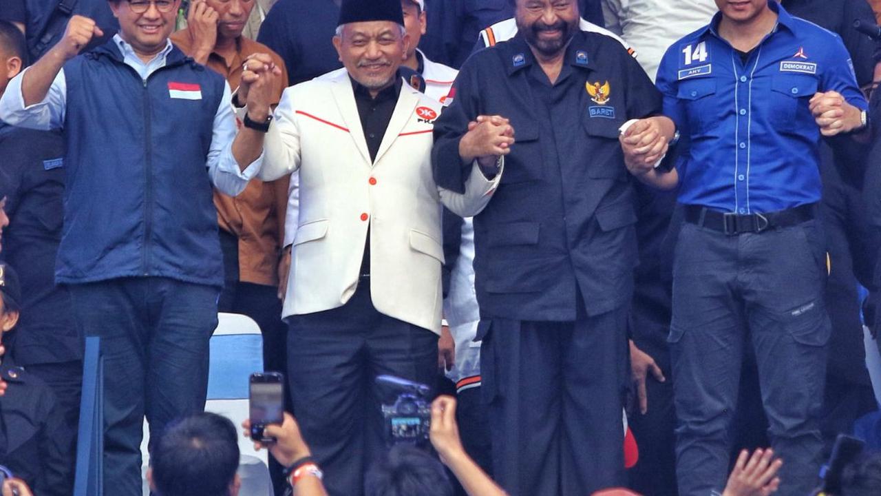 Diapit bakal calon presiden dari Koalisi Perubahan, Anies Baswedan, Ketua Umum Partai Demokrat Agus Harimurti Yudhoyono dan Presiden PKS Ahmad Syaikhu, senyum Ketua Umum Partai NasDem Surya Paloh tampak semringah saat mengikuti Apel Siaga Perubahan di GBK