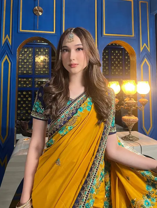 Banyak netizen menyebut bahwa busana India yang dikenakannya tampil glamor dengan penuh warna. Warna biru dan kunyit terlihat sangat cocok yang membuat penampilannya semakin stunning. Kalau sudah tampil demikian, banyak para netizen pun kagum dengan penampilannya. (Liputan6.com/IG/@its_lauramoane2)