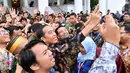 Presiden Joko Widodo berselfie dengan Peserta Kongres Indonesia Millenial Movement Tahun 2018 di Istana Bogor, Jawa Barat, Senin (12/11). (Liputan6.com/Pool/Laily Rachev-Biro Pers Setpres)