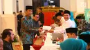 Presiden Joko Widodo (kiri) menerima bukti setor pembayaran zakat seusai membayar zakat mal kepada Badan Amil Zakat Nasional (Baznas) di Istana Negara, Jakarta, Kamis (16/5/2019). Jokowi menyerahkan zakat penghasilan senilai Rp 55 juta secara tunai. (Liputan6.com/Angga Yuniar)