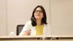 Wakil ketua PSSI, Ratu Tisha, tampak serius mendengarkan pertanyaan dari wartawan saat konferensi pers di Menara Danareksa, Jakarta, Selasa (25/7/2023). (Bola.com/M Iqbal Ichsan)