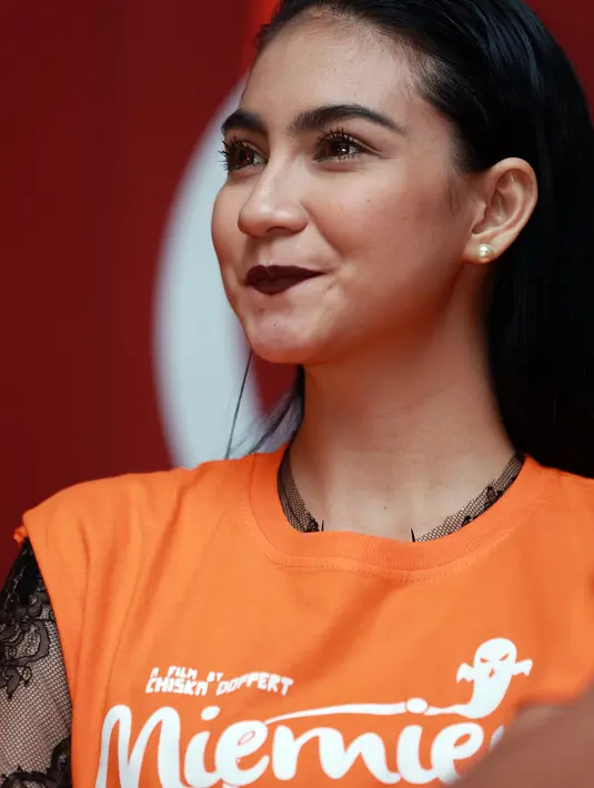 Unik karena harus memakai rambut palsu berwarna orange, Alessia pun harus menahan dirinya merasa sedikit kepanasan. Namun secara keseluruhan Alessia antusias dengan film hantu jail ini. (Deki Prayoga/Bintang.com)