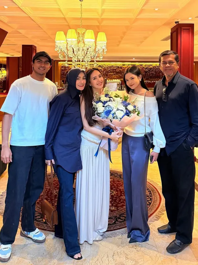 OOTD Beby Tsabina Ulang Tahun ke-23 bersama keluarga dan sahabat. [@bebytsabina]