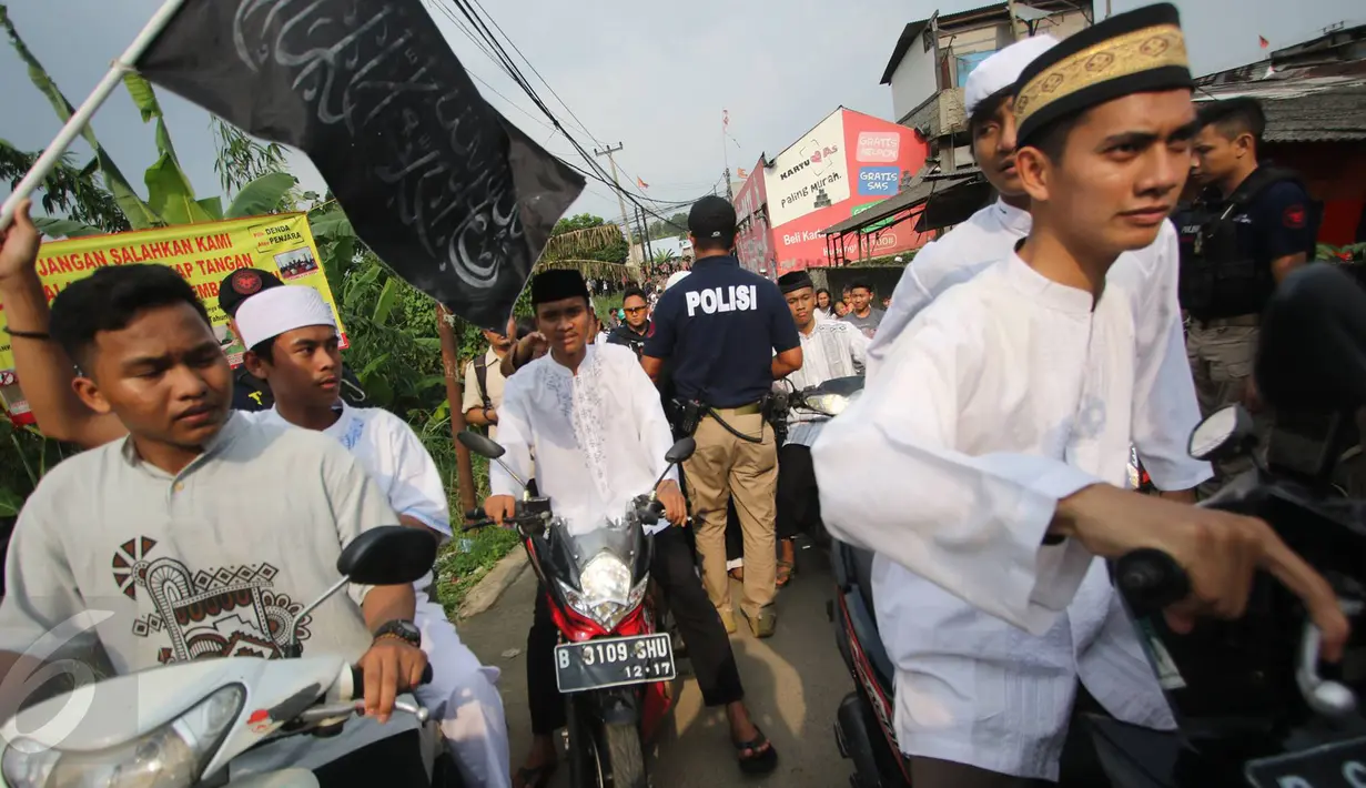 Petugas berjaga saat unjuk rasa di depan Masjid Jemaah Ahmadiyah di Depok, Jawa Barat, Jumat (24/2). Meskipun bangunannya telah disegel, massa tetap menuntut agar aliran Ahmadiyah dibubarkan. (Liputan6.com/Immanuel Antonius)