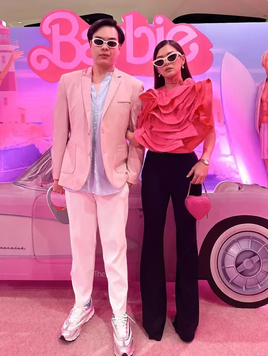 Fashion influencer Anastasia Siantar tampak stunning dengan flower top warna pink magenta, dipadukan celana cutbray hitam. [Instagram/anazsiantar].