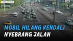 Terekam kamera CCTV sebuah mobil hilang kendali hingga menyebrang jalan. Namun tanpa tabrak kendaraan lain.