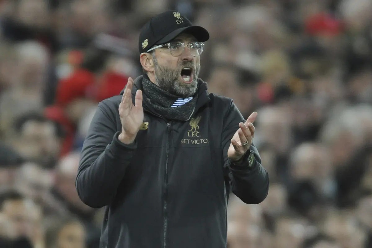 Pelatih Liverpool, Juergen Klopp, memberikan instruksi saat melawan Arsenal pada laga Premier League di Stadion Anfield, Liverpool, Sabtu (29/12). Liverpool menang 5-1 atas Arsenal. (AP/Rui Veira)