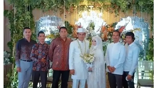 7 Potret Anak-Anak dan Keluarga Teddy Syach di Momen Pernikahan, Ikut Berbahagia
