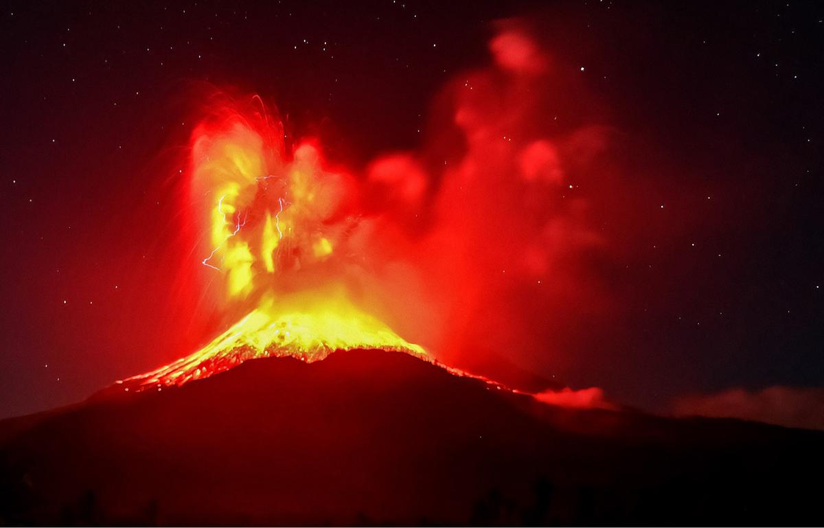 FOTO: Dahsyatnya Erupsi Gunung Lewotobi Laki-Laki, Kilatan Petir Mengiringi Semburan Abu Setinggi 10 Kilometer
