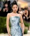 Penampilan ini terasa semakin kuat karena selaras dengan tema tahun ini, “Costume Art”, yang merayakan fashion sebagai bentuk karya seni. [@Zipmagazine_hk].