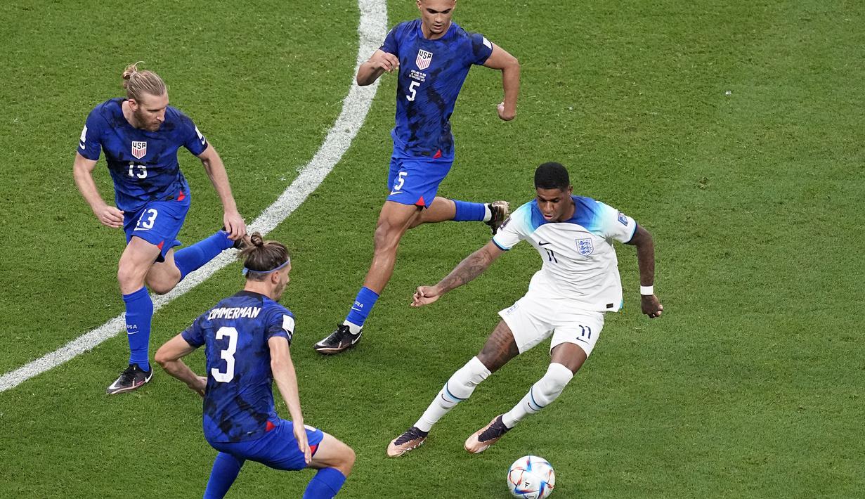 Marcus Rashford. Gelandang serang Timnas Inggris berusia 25 tahun yang telah memperkuat Manchester Unted sejak pertengahan musim 2015/2016 ini tercatat telah dua kali tampil bersama Inggris di Piala Dunia 2022 saat menang 6-2 atas Iran pada matchday pertama Grup B (21/11/2022) dan saat imbang 0-0 dengan Amerika Serikat pada matchday kedua (25/11/2022). (AP/Ebrahim Noroozi)