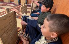 FOTO: Melihat Cara Unik Anak-Anak Libya Belajar Baca Tulis Alquran dengan Cepat Menggunakan Papan Kayu