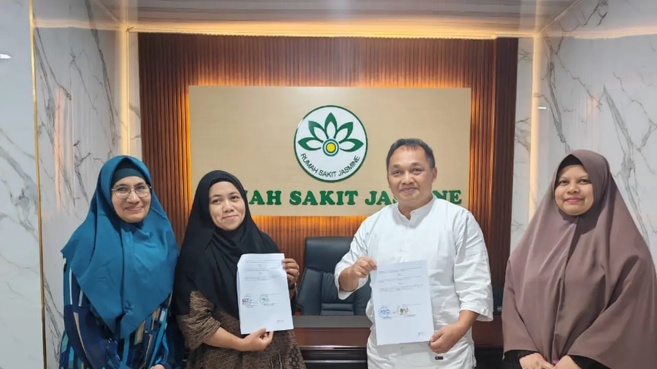 Ketua Pimpinan Daerah ‘Aisyiyah (PDA) Kota Batam, Indrastuti, bersama Direktur RS. Jasmine, Benny Syahputra, dan perwakilan kedua belah pihak selepas penandatanganan kerjasama pelayanan kesehatan. (Liputan6.com)