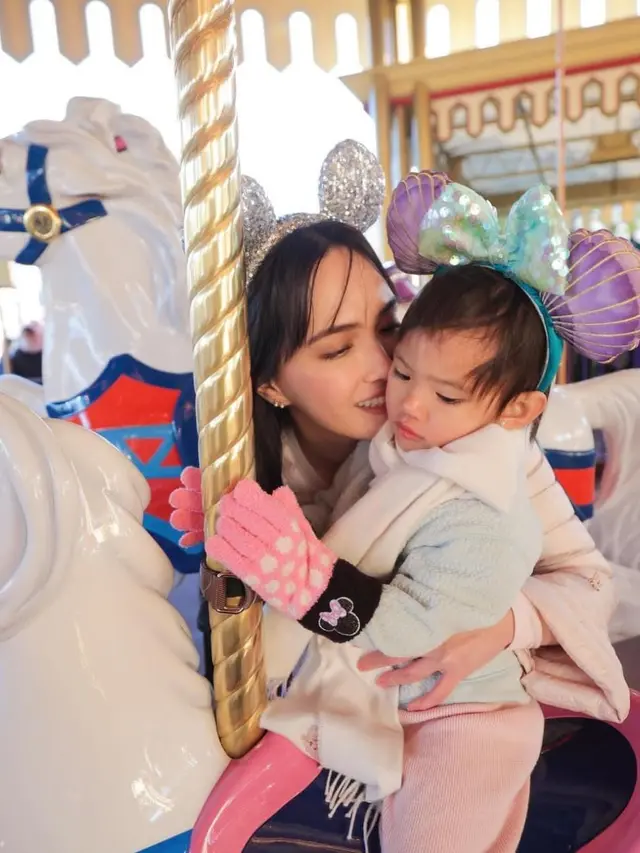 Shandy Aulia Momong Anak Liburan di Jepang