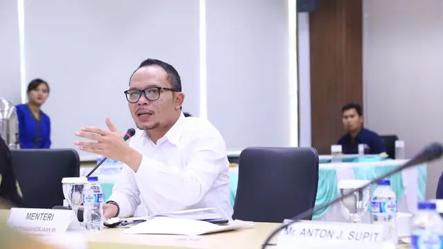 Menaker Hanif saat menghadiri Rapat Koordinasi Komite Vokasi Nasional dan Komite Vokasi Daerah Program Pelatihan Vokasi di PT. Toyota Motor Manufacturing Indonesia (TMMIN) pada Kamis (29/3).