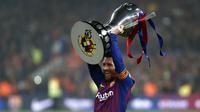 Lionel Messi dan trofi La Liga 2018-2019 yang diraih Barcelona. (AFP/Pau Barrena)
