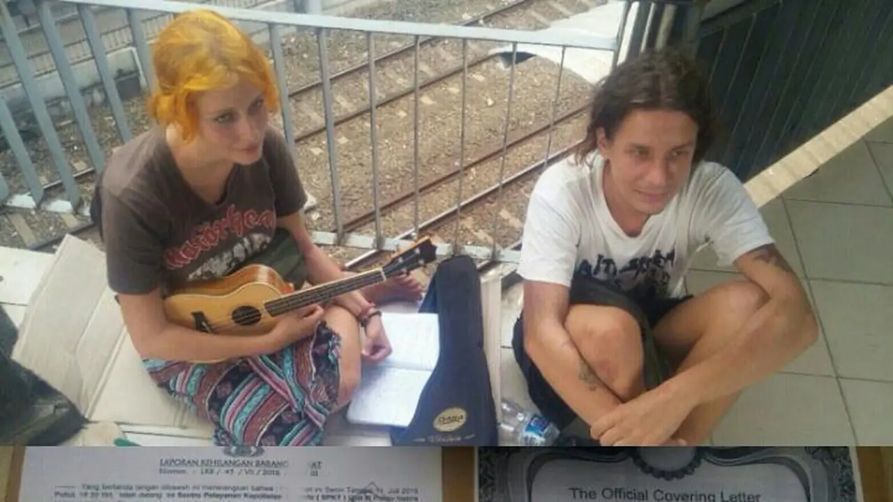 Dua Mahasiswa Asal Rusia Jadi Gelandangan di Stasiun Sudirman