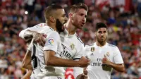 Para pemain Real Madrid merayakan gol ke gawang Girona pada laga La Liga di Stadion Municipal de Montilivi, Girona, Minggu (26/8/2018). (AFP/Pau Barrena Capilla)