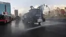 Kendaraan Water Canon kepolisian menyempotkan desinfektan untuk mensterilkan jalan-jalan di Teheran, 1 Maret 2020. Kasus virus corona di Iran mengalami lonjakan tajam dalam beberapa hari dan tercatat memiliki korban meninggal tertinggi setelah China, yang menjadi pusat wabah. (AP Photo/Vahid Salemi)