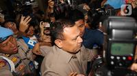 Awak media menyorotkan kamera ke arah Firli Bahuri untuk mengabadikan momen kepergian Firli dari Gedung Bareskrim Polri usai menjalani pemeriksaan. (Liputan6.com/Faizal Fanani)