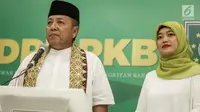 Pasangan Cagub-Cawagub Arinal Djunaidi (kiri) dan Chusnunia Chalim memberi sambutan di Gedung DPP PKB, Jakarta, Rabu (20/12). PKB mendukung Arinal-Chusnunia untuk maju sebagai cagub-cawagub dalam Pilkada Lampung 2018.  (Liputan6.com/Faizal Fanani)
