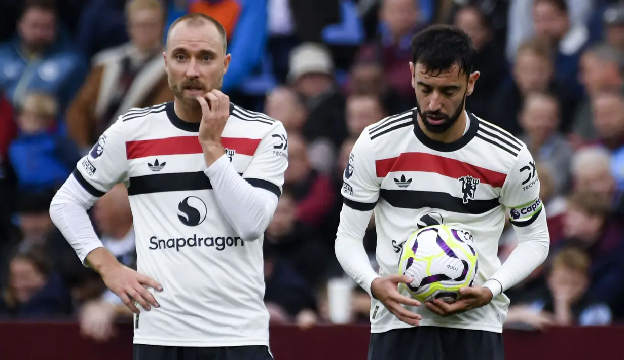 Ekspresi kecewa pemain Manchester United, Christian Eriksen (kiri) dan Bruno Fernandes pada laga lanjutan Liga Inggris 2024/2025 melawan Aston Villa di Villa Park, Birmingham, Inggris, Minggu (06/10/2024). (AP Photo/Rui Vieira)