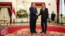 Presiden Jokowi bersalaman dengan Presiden Republik Tajikistan, H.E. Mr. Emomali Rahmon usai mengikuti upacara penyambutan di Istana Merdeka, Jakarta, Senin (1/8). (Liputan6.com/Faizal Fanani)
