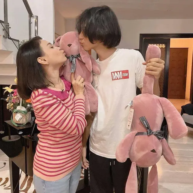 Tampil Kompak, Ini 7 Potret Terbaru Rossa Bersama Rizky Langit Ramadhan