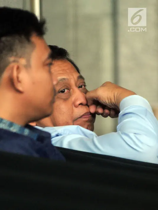 Anggota DPR Komisi X, Djoko Udjianto berada di ruang tunggu untuk pemeriksaan di Gedung KPK, Jakarta, Rabu (13/2). Djoko Udjianto diperiksa terkait kasus suap Dana Alokasi Khusus (DAK) Kabupaten Kebumen APBD-P Tahun 2016. (Merdeka.com/Dwi Narwoko)
