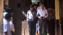 Tersangka pembunuh pengacara muslim Myanmar Ko Ni, Kyi Lin dan Aung Win Zaw dikawal polisi saat tiba untuk menjalani sidang putusan pengadilan di Yangon (15/2). Ko Ni terbunuh pada 29 Januari 2017. (AFP Photo/Myo Kyaw Soe)