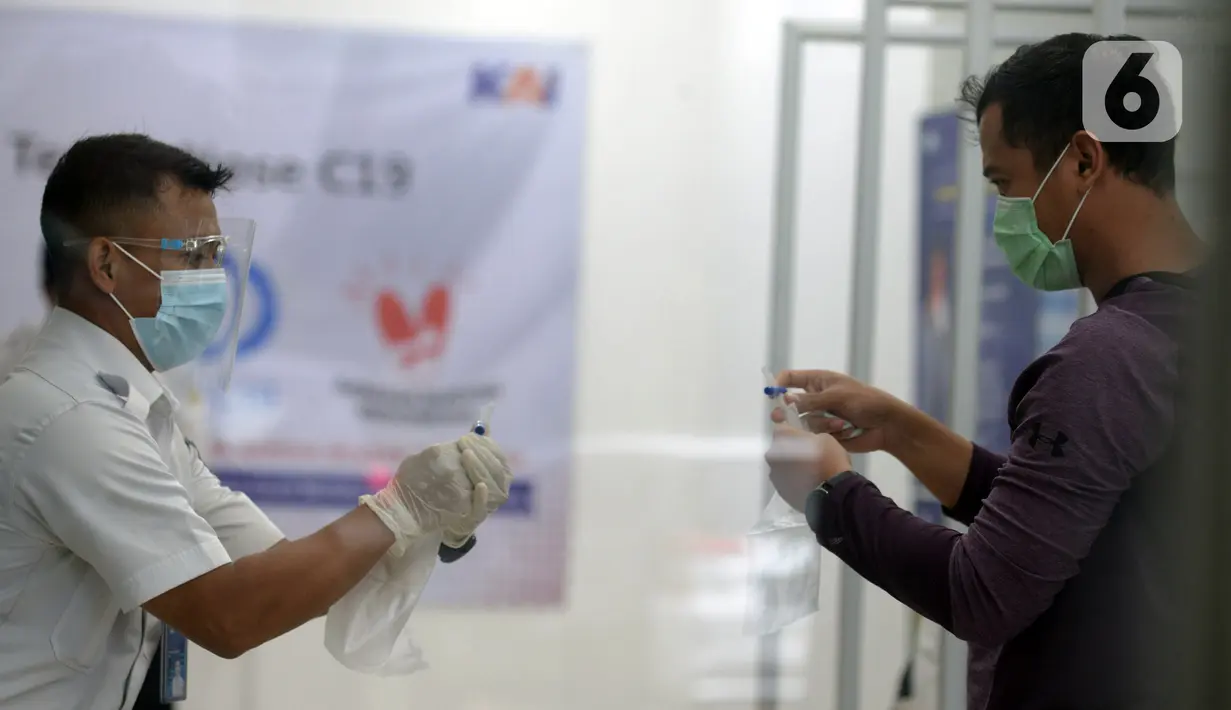 Petugas mengajari calon penumpang untuk tes COVID-19 dengan GeNose C19 di Stasiun Pasar Senen, Jakarta, Selasa (23/2/2021). PT KAI memberikan pelayanan tes COVID-19 dengan GeNose C19 bagi calon penumpang kereta jarak jauh untuk memutus rantai penyebaran virus corona. (merdeka.com/Imam Buhori)