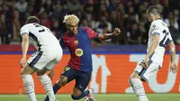 Pemain muda Barcelona, Lamine Yamal, berusaha melewati dua pemain Inter Milan, Carlos Augusto dan Henrikh Mkhitaryan dalam leg pertama semifinal Liga Champions di Estadio Olimpic Lluis Companys, Kamis (1/5/2025) dini hari WIB. (AP Photo/Joan Monfort)