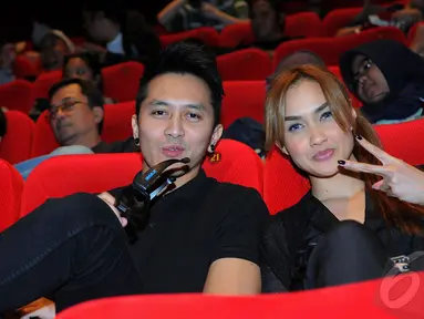  Demian tampil mesra dengan Sara Wijayanto saat hadiri Premiere film Godzilla di XXI Gandaria City, Selasa (14/5/2014) (Liputan6.com/Faisal R Syam).