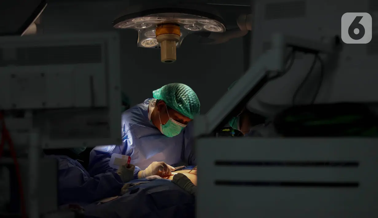 Melalui penerapan teknologi ini, Ketua Kolegium Urologi Indonesia, Prof Chaidir A. Mochtar yakin dapat membantu pemerintah untuk memperkecil gap kurangnya jumlah dokter ahli di Indonesia. (Liputan6.com/Herman Zakharia)